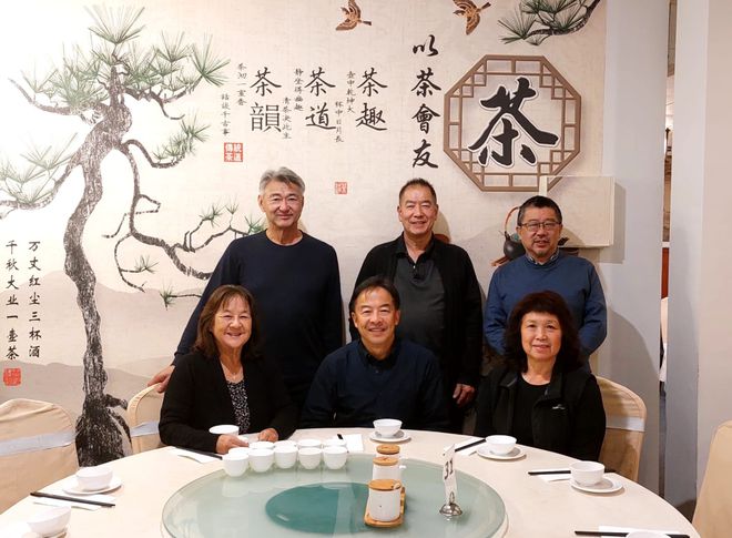 家电视台拍成纪录片！“为了见女友当年跟岳父学的……”Long8国际平台登录入口华人“土法烧猪”被新西兰国(图8)