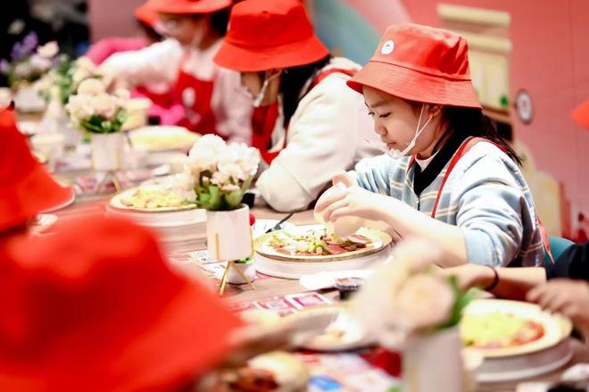 必胜客青少年志愿服务行动“小红帽计划”落地北京(图4) 必胜客青少年志愿服务行动“小红帽计划”落地北京(图4)